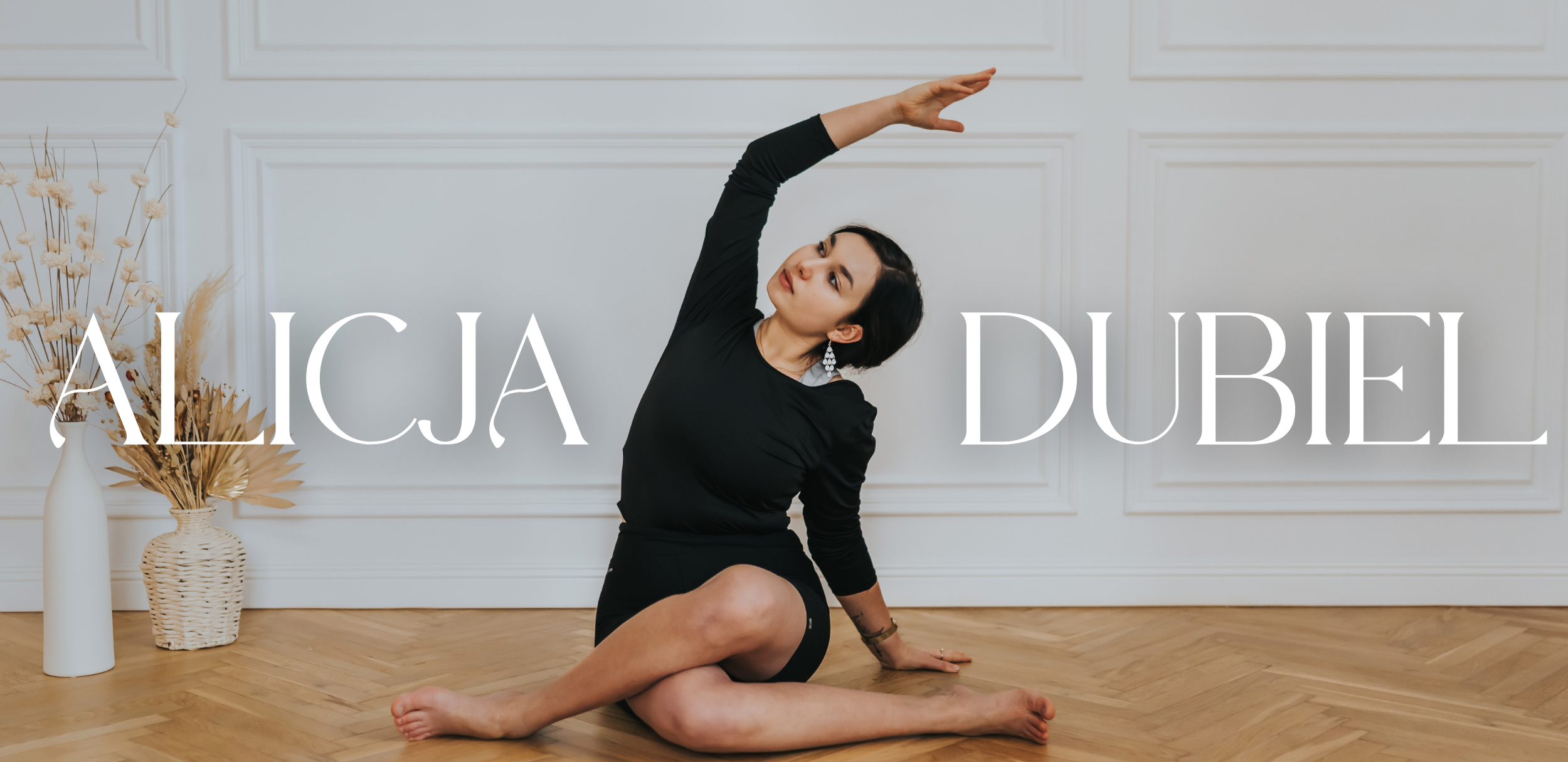 alicja z prawą ręką uniesioną ku górze